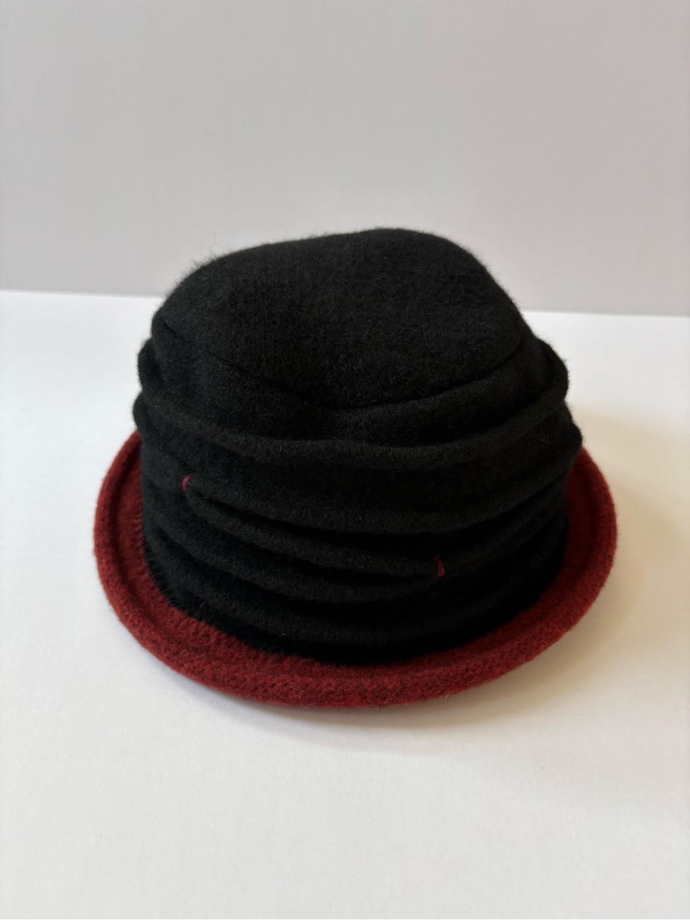 VNTG Scala Collezione Hat Cloche Black 100% Boiled Wool Ruched Pleated Red Brim